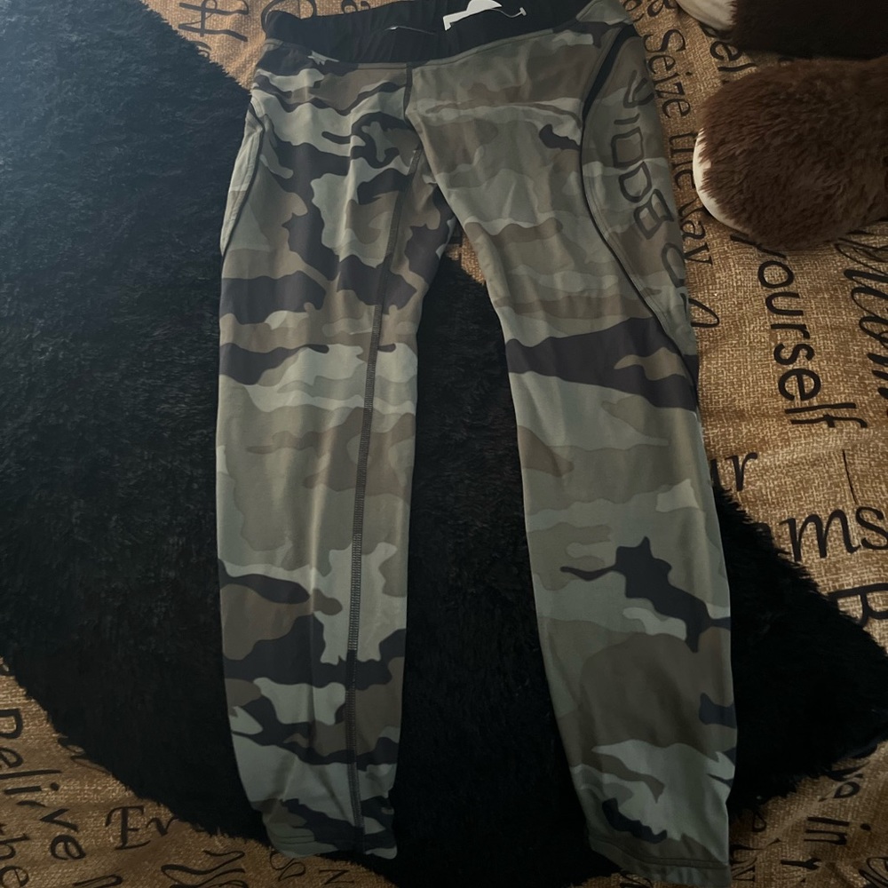 Better bodies brand new camo leggings! New with tags size large
